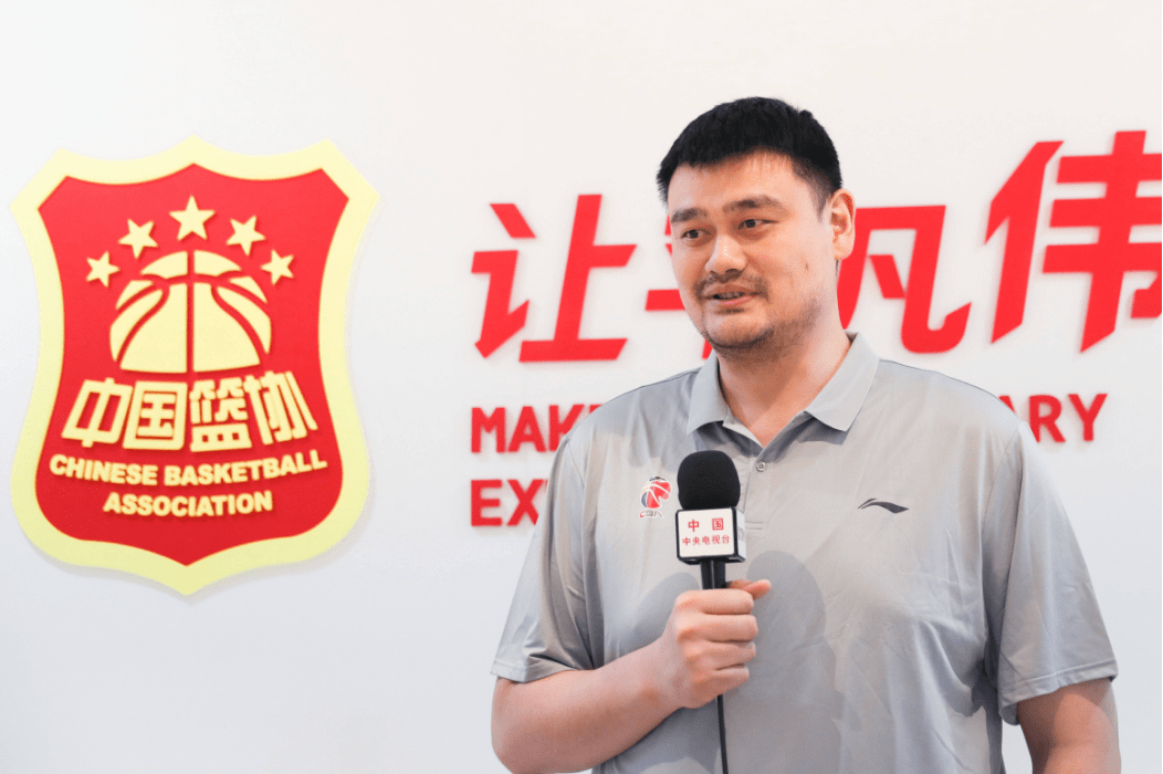 篮球赛场再起风云：江畔鲨队队击败北城独角兽队，脚步移动更到位赛场纪律更严谨